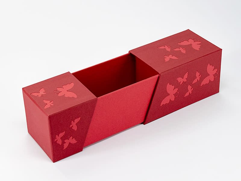 Sliding box with contrasting covering