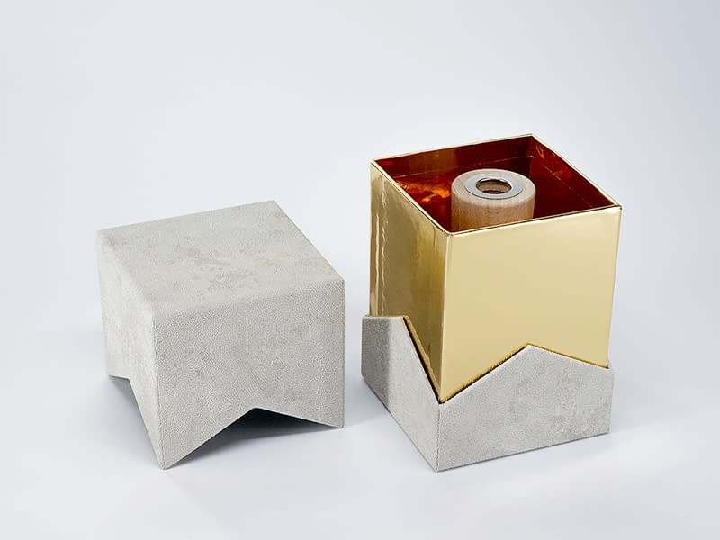 Sholuder box with triangle-shaped edges